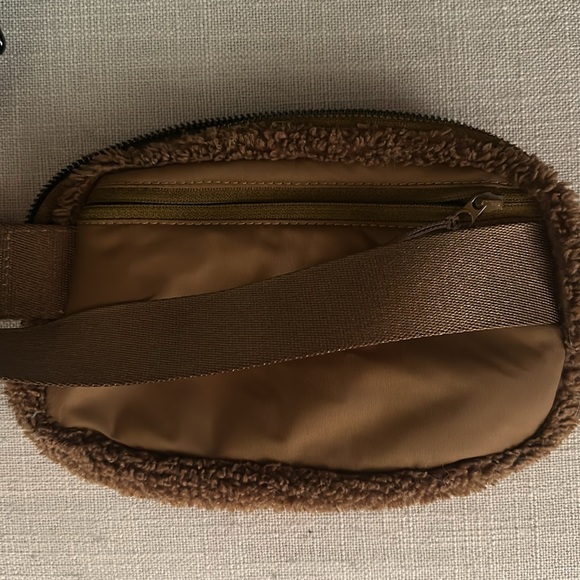 Lululemon like new fleece belt bag burnt caramel - Picture 3 of 4